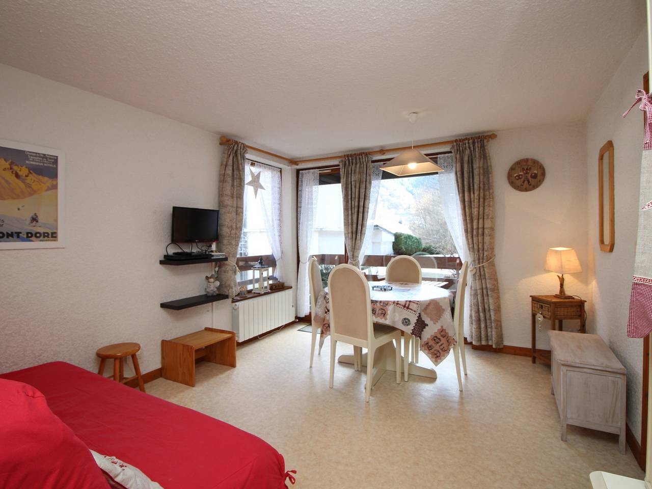 Entire apartment, Mont-Dore: T2 with Balcony, Parking and Wifi in Mont-Dore, Volcans d'Auvergne Regional Nature Park