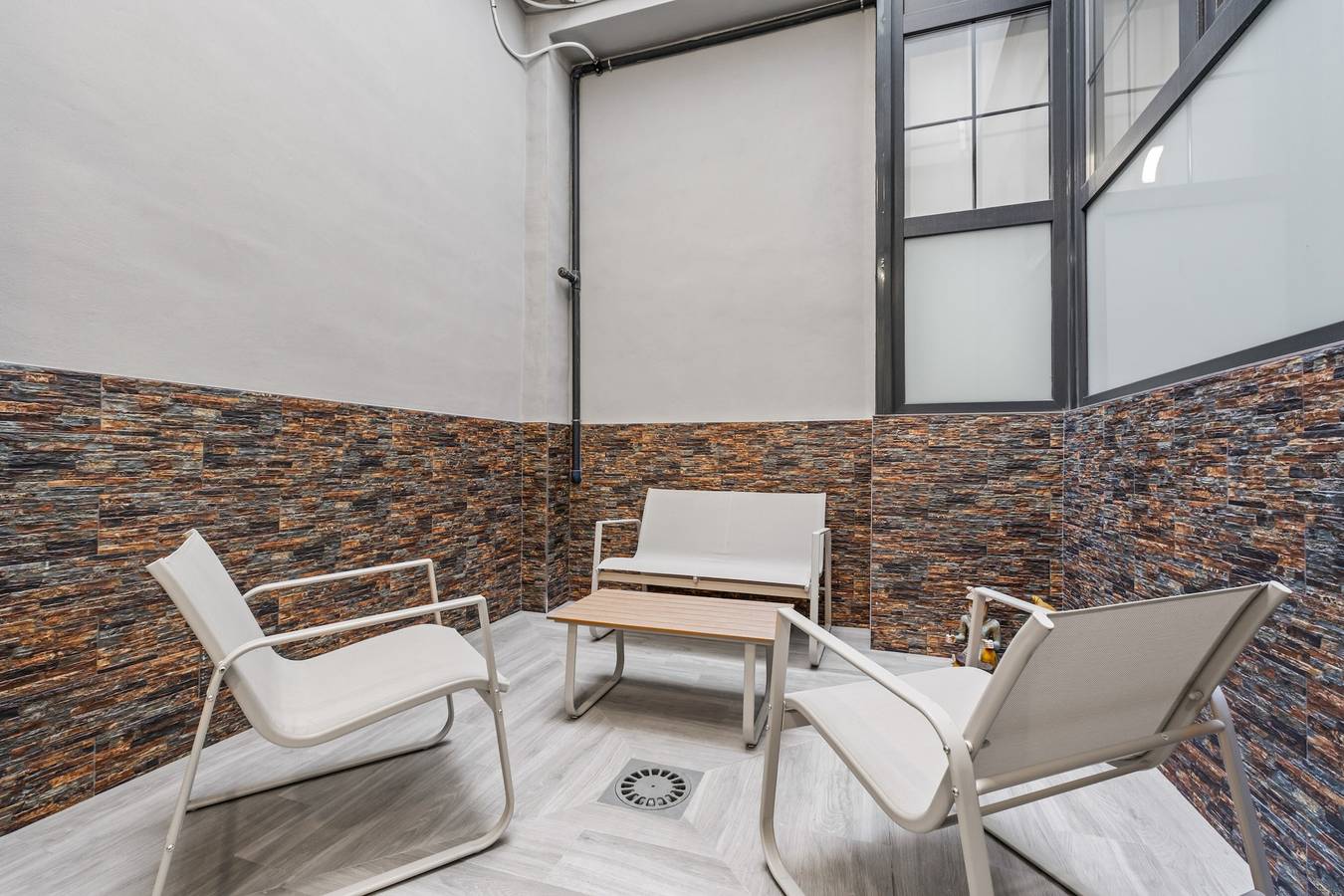 Loft Room 'Bajo 3' with Private Terrace and Air Conditioning in Torrevieja Centre, Torrevieja