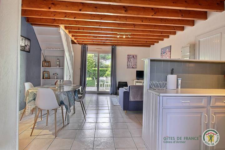 Gîte pour 4 personnes, avec jardin à Saint-Quay-Perros - 2