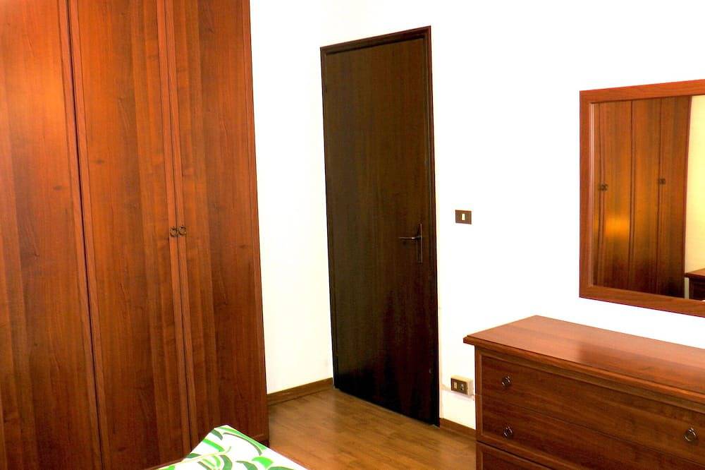 Entire apartment, A spacious apartment with covered car parking 100m from the beach in Grado, Gorizia Province