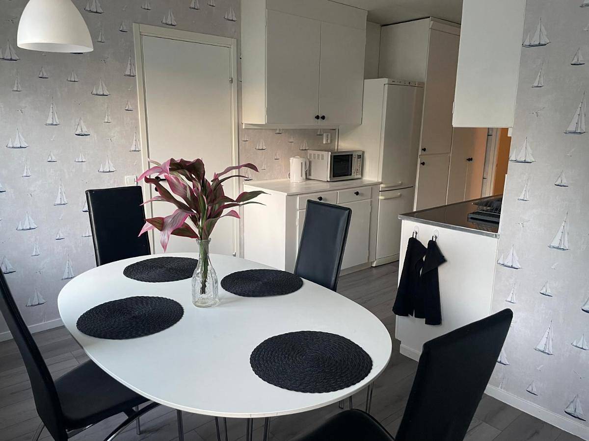 Appartement entier, Large rental unit in Västerås in Västeras, Västmanland