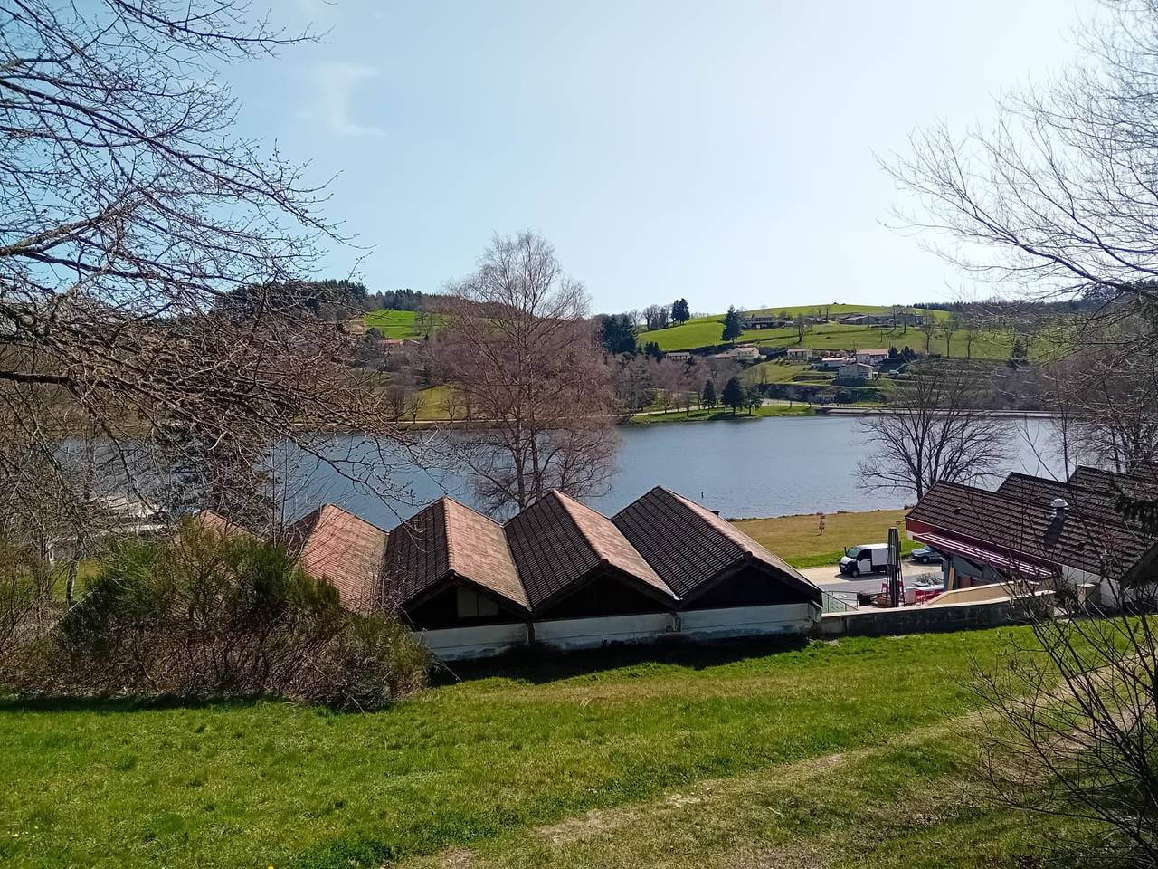 Casa de Vacaciones 'Joli Gîte Rouge Au Bord Du Lac' con Terraza Común, Jardín Compartido y Wi-Fi in Saint-Rémy-sur-Durolle, Parque Natural Regional Livradois-Forez