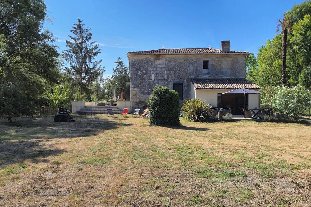 Les Bon Amis : Grand gîte 3 chambres 100m2 au bord de la rivière pour 6 personne in Fronsac, Région de Libourne