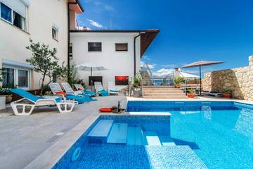 Ferienwohnung für 3 Personen, mit Balkon und Pool sowie Balkon/Terrasse in Novi Vinodolski