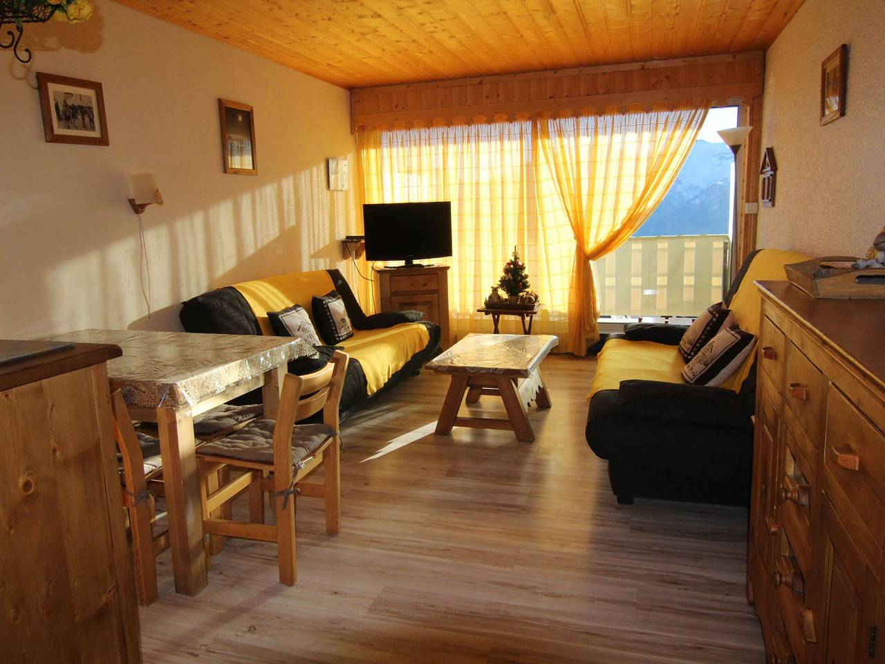 Ganze Wohnung, Gemütliche 2-Zimmer-Wohnung für 6 Personen mit Süd-Balkon und direktem Pistenzugang in Huez, Nationalpark Écrins