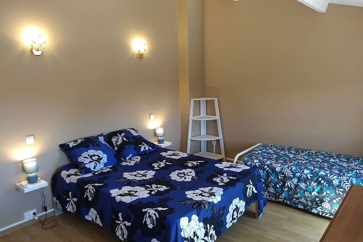 Location de vacances pour 10 personnes, avec terrasse ainsi que jacuzzi et jardin à Pons - 2