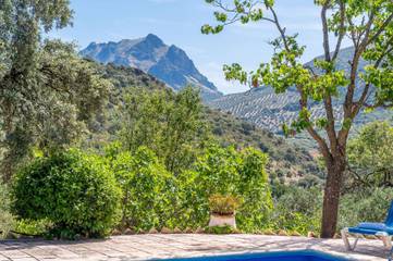 Casa rural para 15 personas, con jardín y piscina, Se admiten mascotas en Parque Natural Sierras Subbéticas