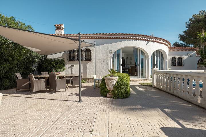 Villa 'Paradise' con piscina privada, Wi-Fi y aire acondicionado in Miami Platja, Montroig