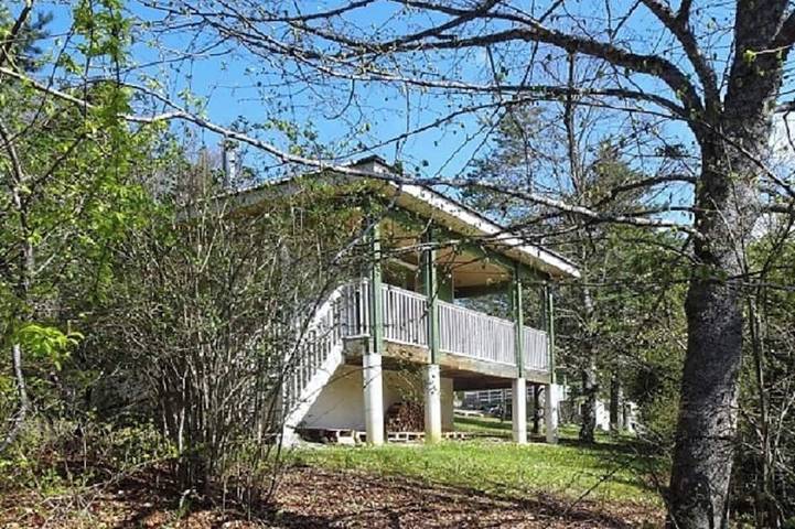 Chalet Des Arbussiers, located in a quiet wooded area, 10 minutes from the village. in La Chapelle-en-Vercors, Parc naturel régional du Vercors