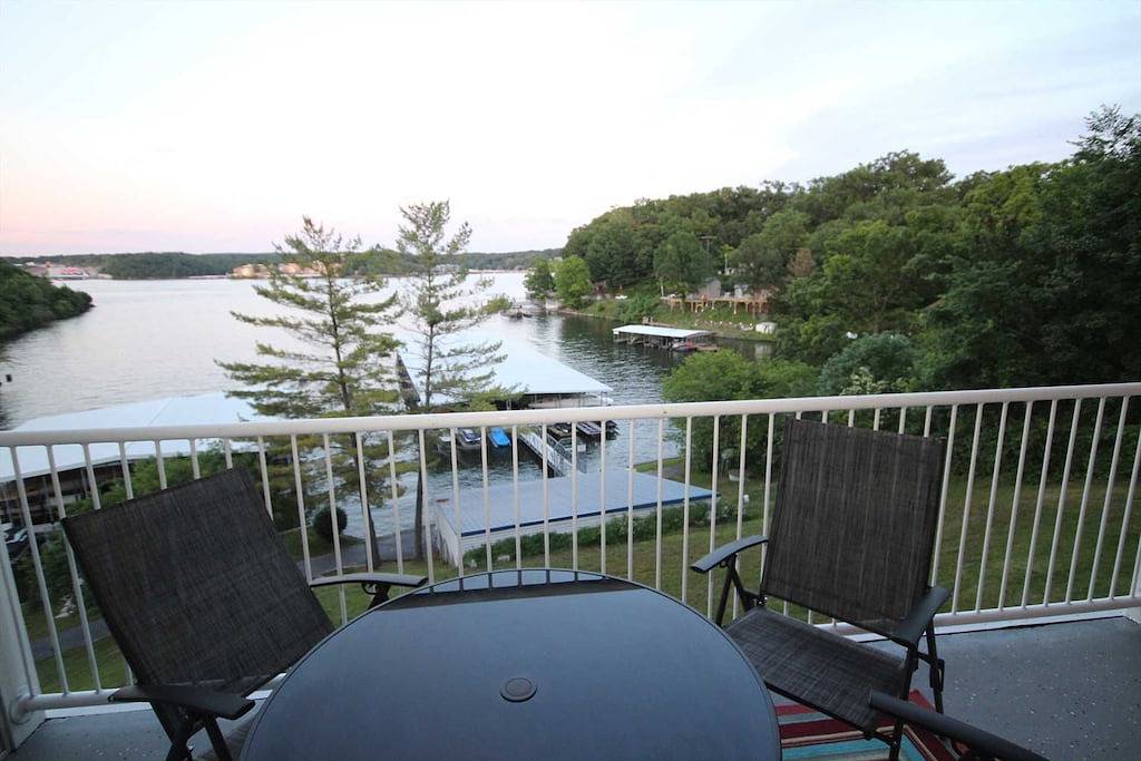 Ganze Wohnung, Lakefront One Bedroom Condo - King Bed - Close to the Water - Minimal Steps in Osage Beach, Lake of the Ozarks