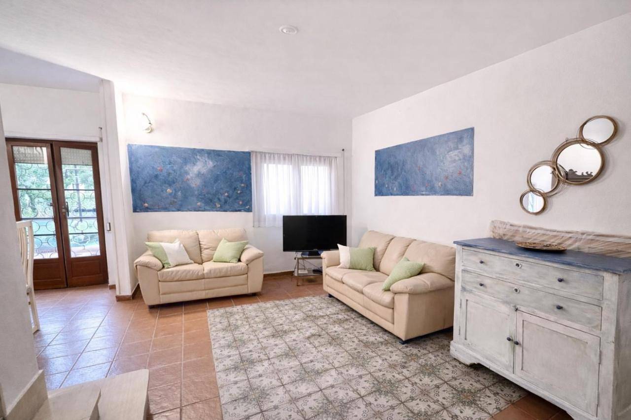 Villa summertime walking distance from the sea with garden in Fregene, Fiumicino