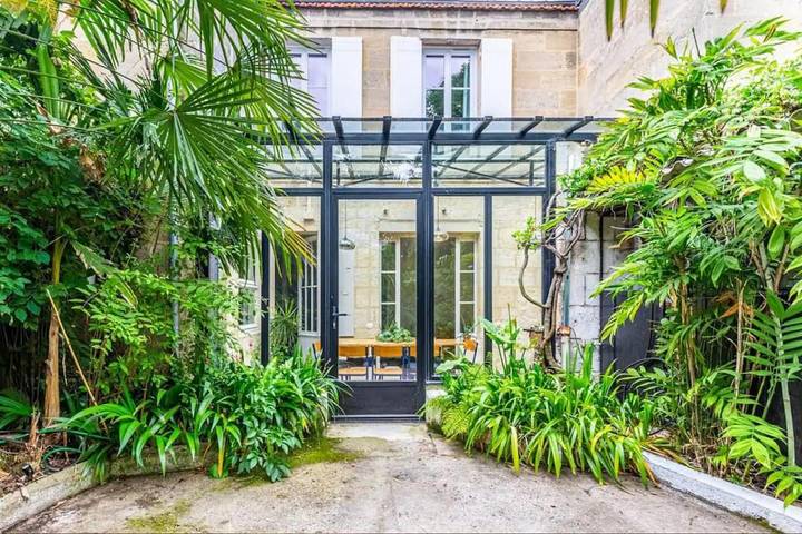Villa for 6 people, with Terrace and Yard as well as View in Bordeaux
