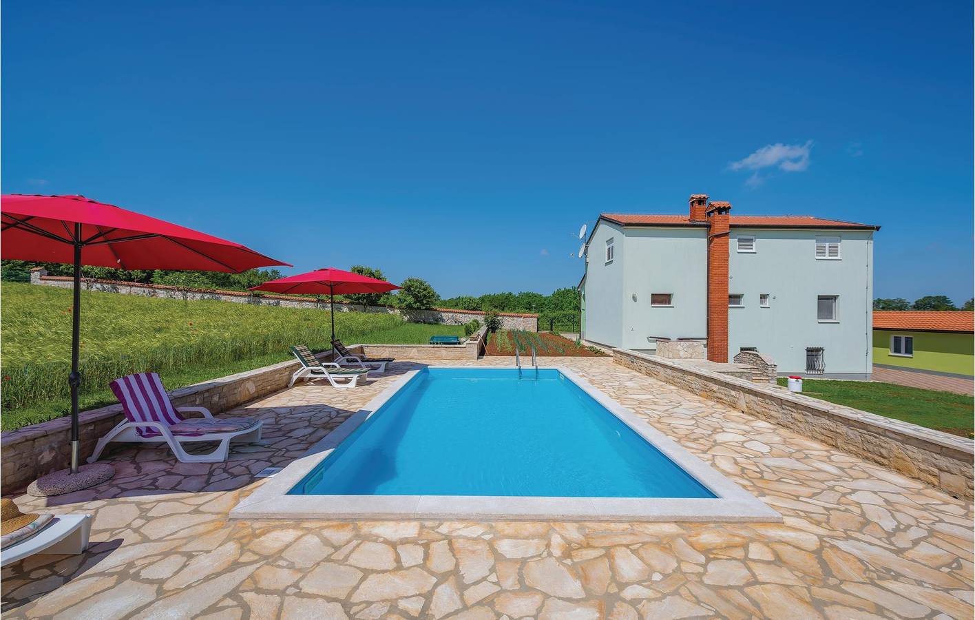 Ganze Ferienwohnung, Charmantes Apartment mit Pool, WLAN und Terrasse in der Nähe des Stadtzentrums von Heraki in Grad Poreč, Zentralistrien