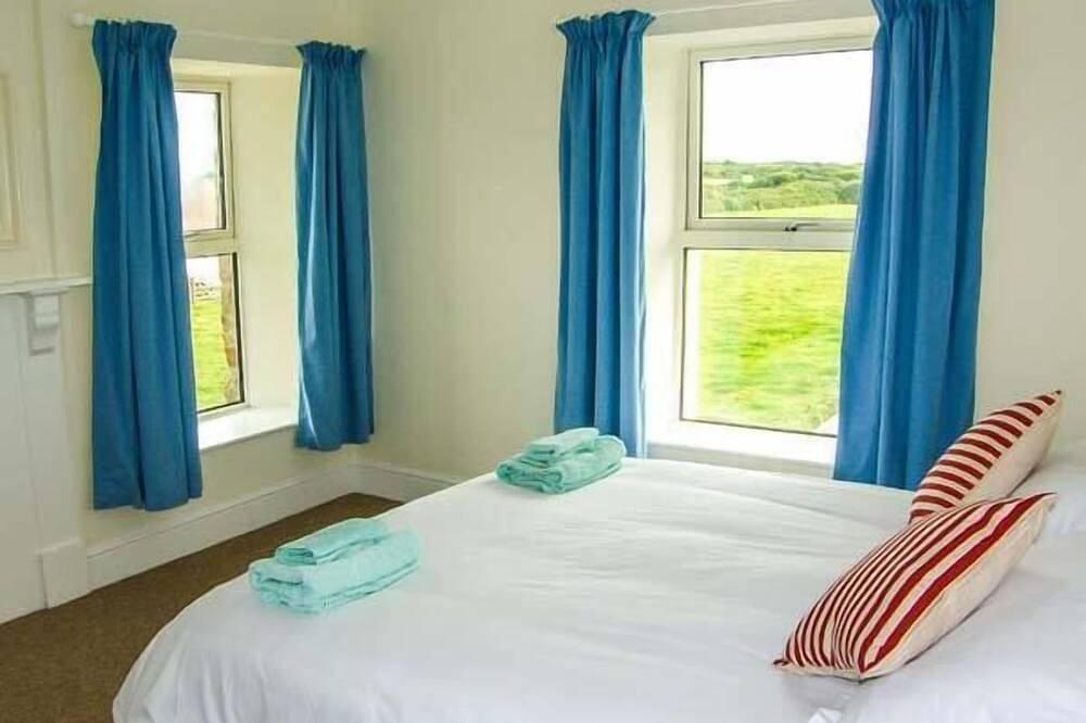 The Grange, family friendly, country holiday cottage in Little Haven in Little Haven, Pembrokeshire