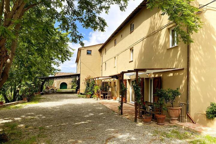Ferienwohnung für 10 Personen, mit Terrasse und Garten in Lari
