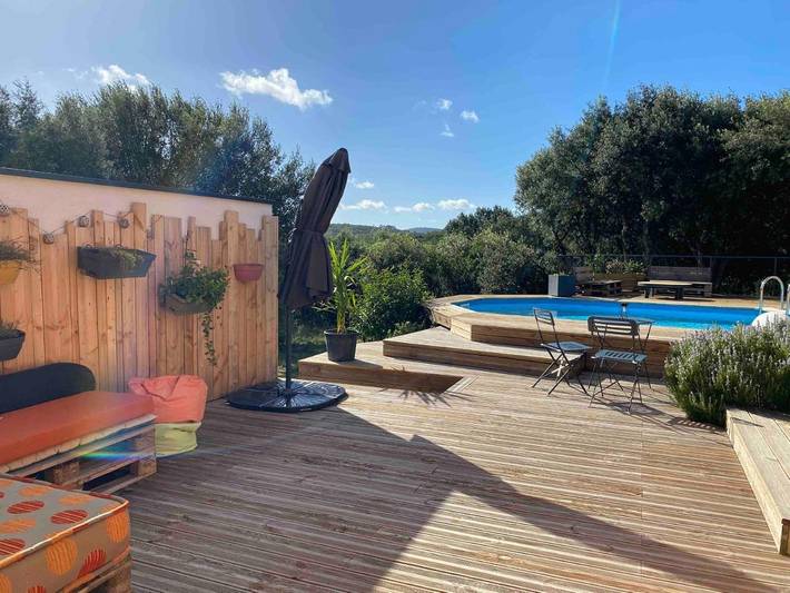 Gîte pour 2 personnes, avec jardin ainsi que piscine et vue à Argelliers