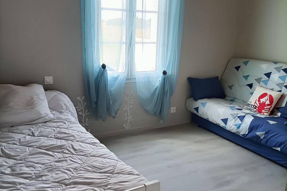 Large recent vacation home in Saint-Denis-d'Oléron, Côte de Beauté