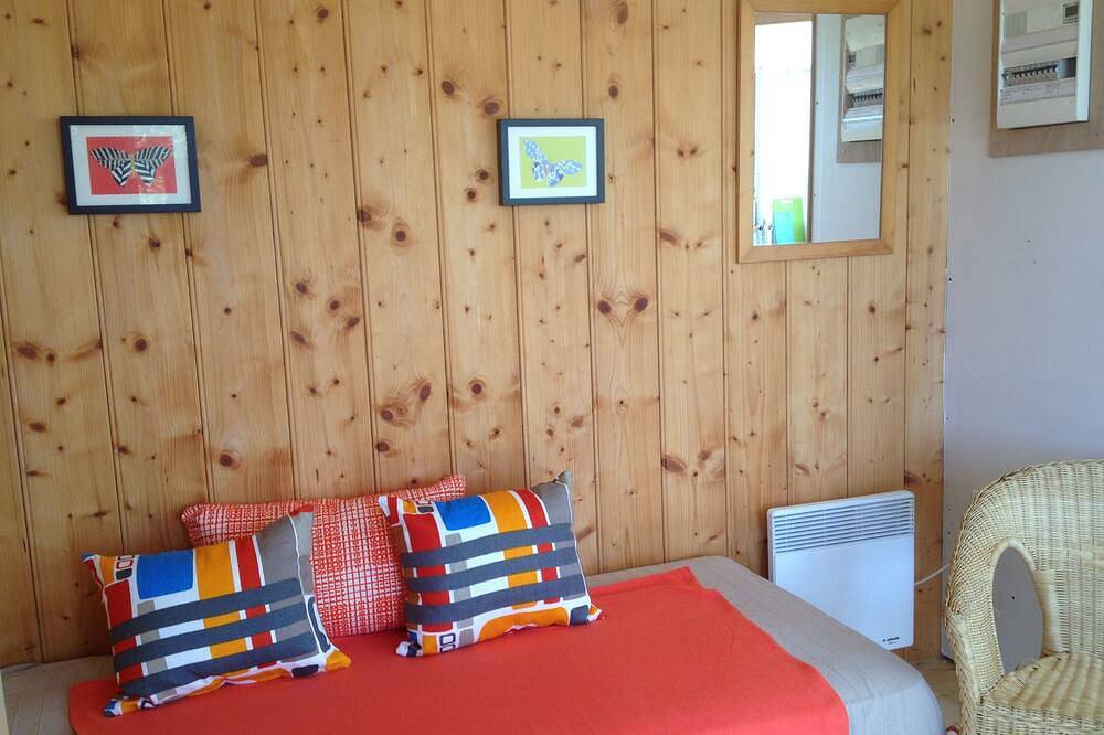 Chalet in Pont l'abbé .quiet location in the heart of the bigouden country .close to ports and beaches in Pont-l'Abbé, Quimper region
