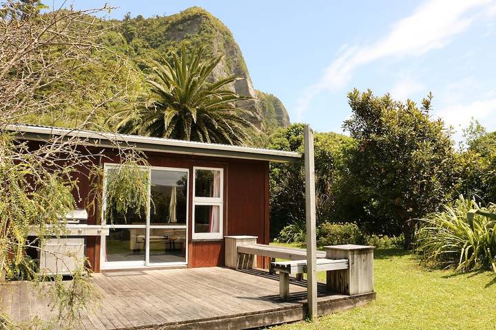 Cottage for 6 people, with terrace and garden on South Island New Zealand
