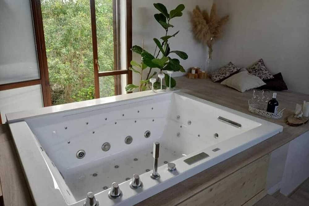 Villa Encantaimeto dimora Bouganville. in Latiano, Salento