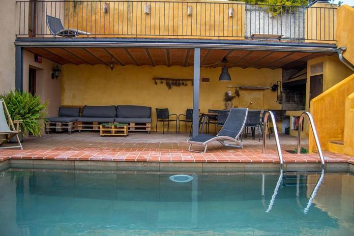 Casa rural para 11 personas, con piscina además de vistas y jardín en Bajo Penedés