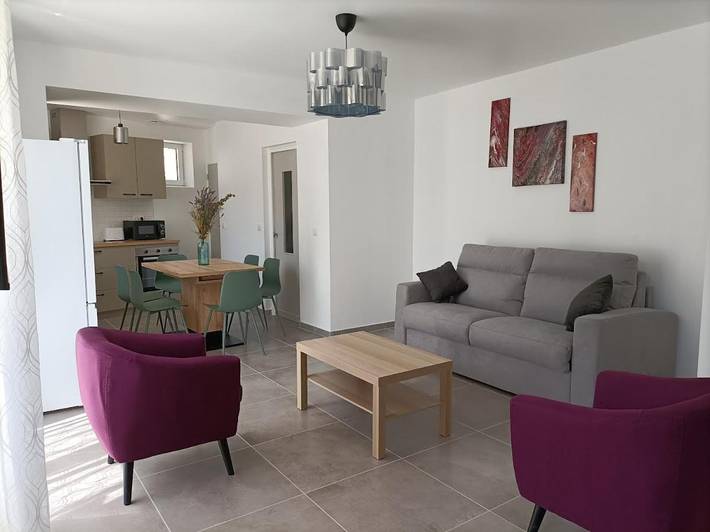 Location de vacances pour 8 personnes, avec vue et terrasse à Saint-Geniès-de-Comolas