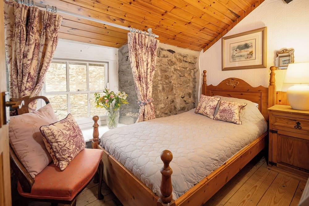Lovely spacious quayside detached holiday house. Dog friendly. Sleeps 12 in Fishguard, Pembrokeshire