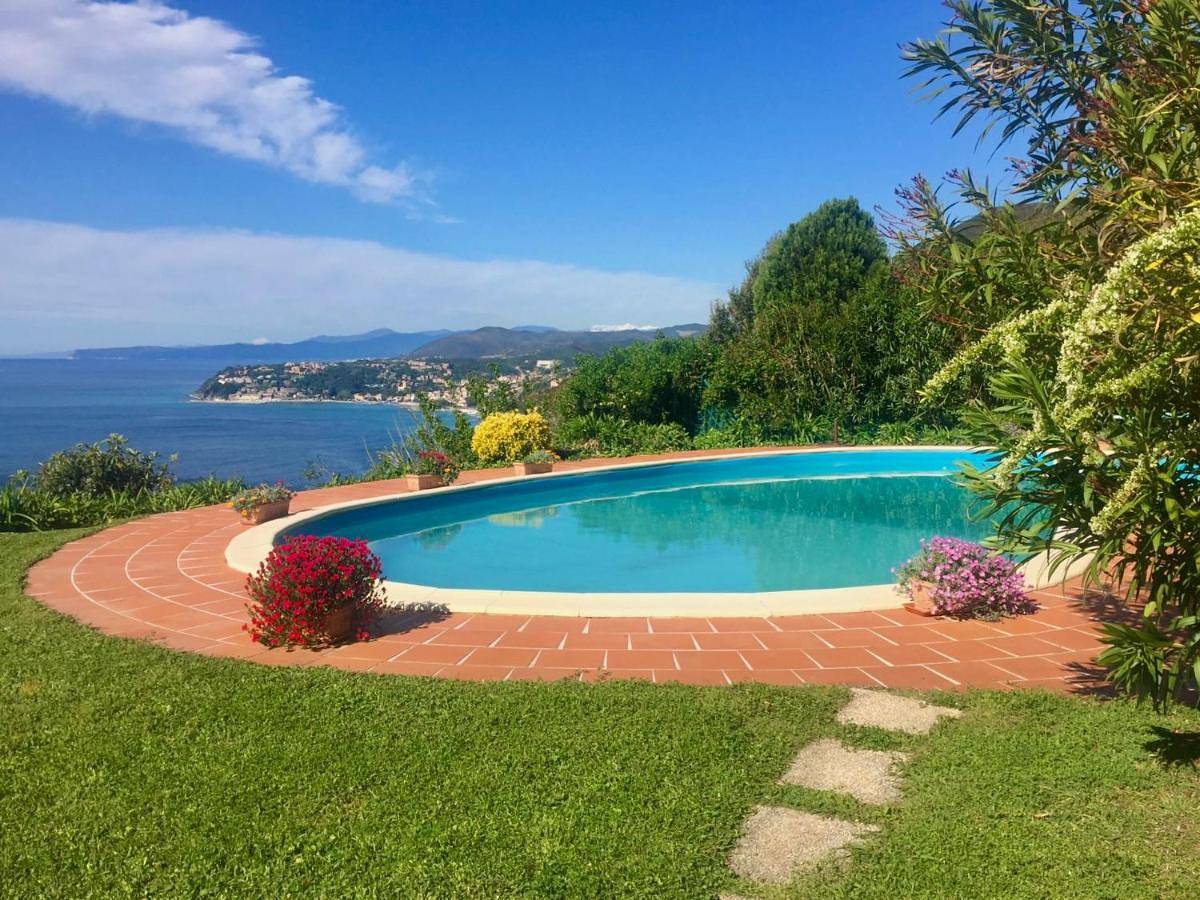 Villa Mare con Piscina in Ponente (Genova), Genua