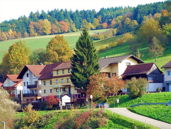Hotel für 6 Personen, mit Balkon und Whirlpool sowie Terrasse und Garten