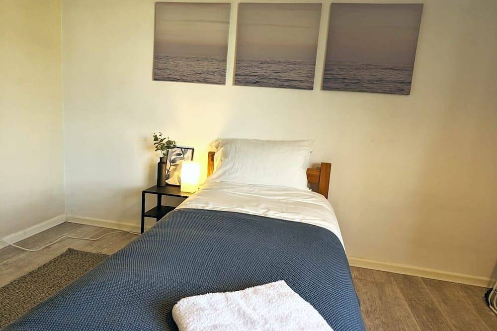 Entire apartment, 3 bed flat | Sleeps 5 | 1 bath | Parking | Wifi in Colchester, Essex