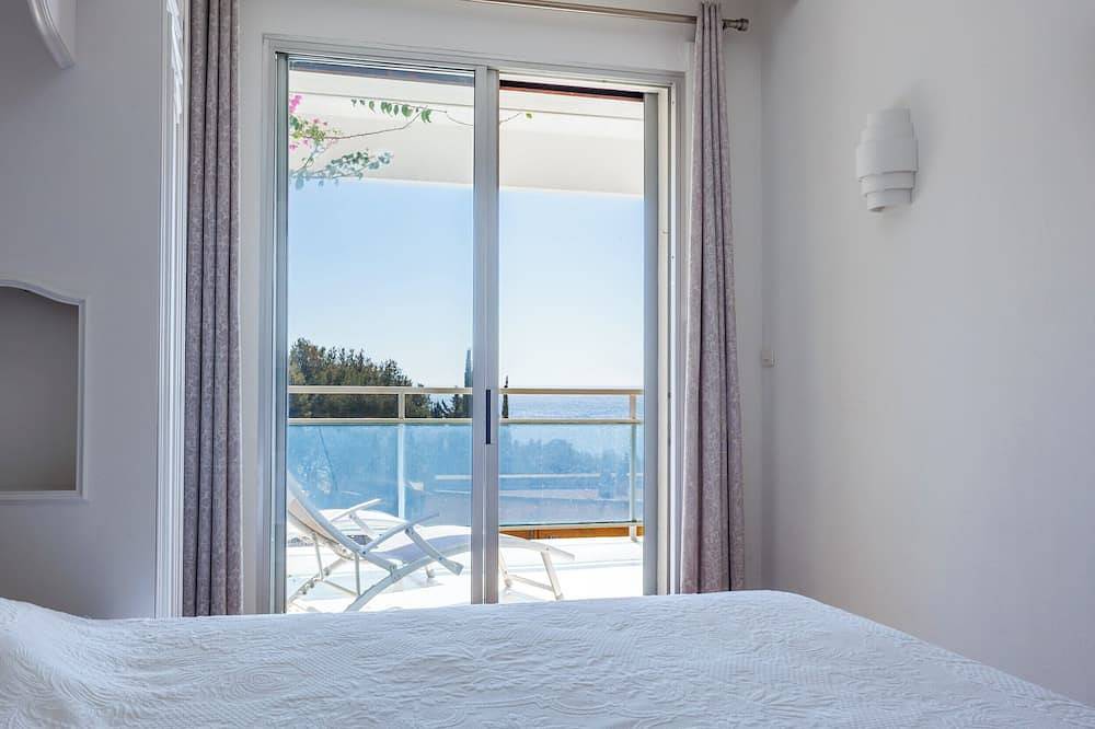 Entire apartment, T2 Plage Du Bestouan Cassis - Magnificent Sea View - Parking in Cassis, Calanques National park