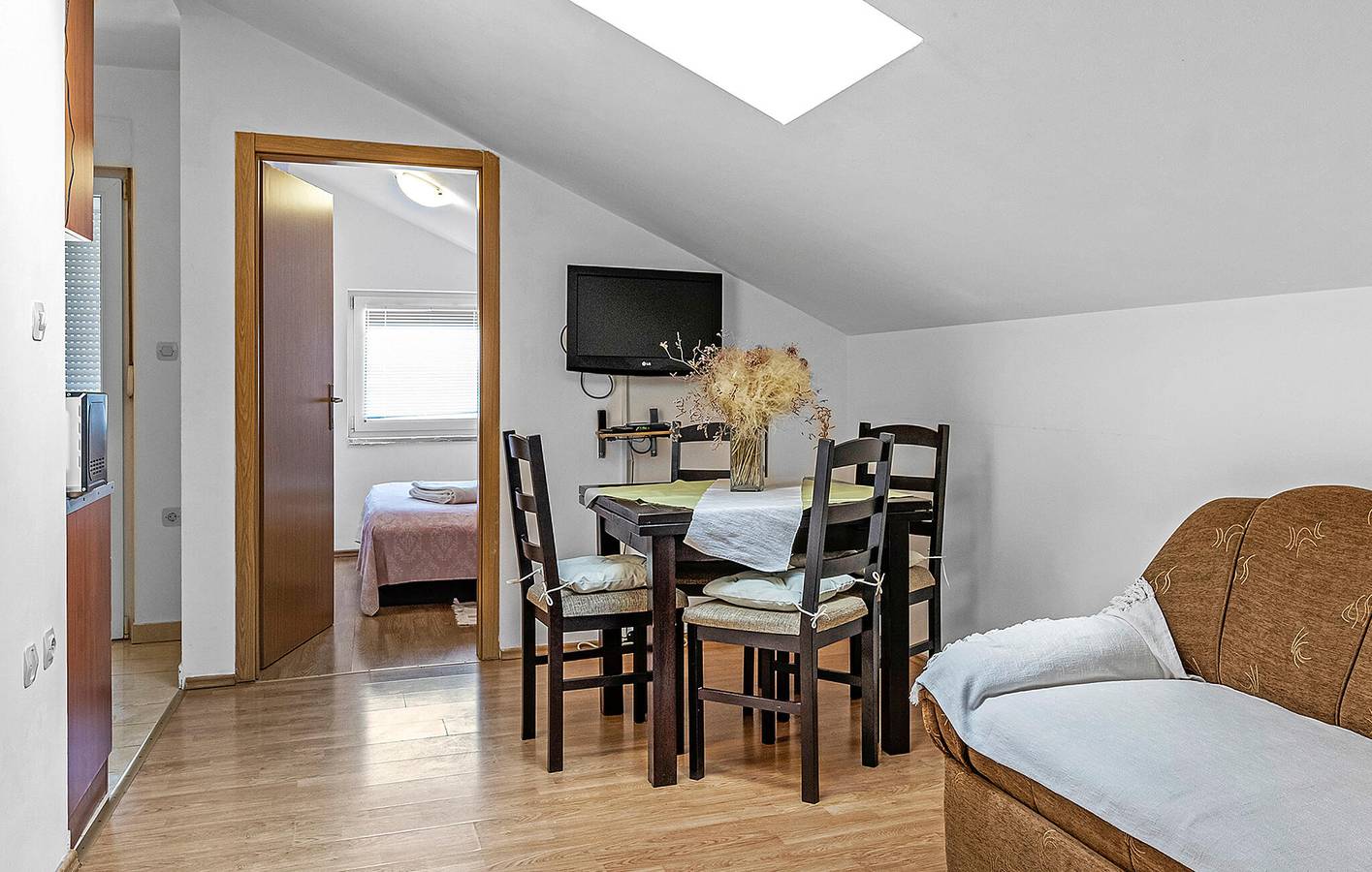 Ganze Ferienwohnung, Gemütliches Apartment mit Meerblick, WLAN, Parkplatz und Terrasse – 400 m vom Strand entfernt in Brodarica, Šibenik-Knin