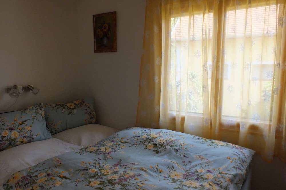 Freistehendes Ferienhaus beim Wellnessbad mit eingezäuntem Garten und Terrasse in Dombowa, Komitat Tolnau