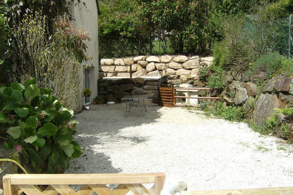In one of the most beautiful village of the Manche, functional garden level in Saint-Jean-le-Thomas, Mont-Saint-Michel Bay