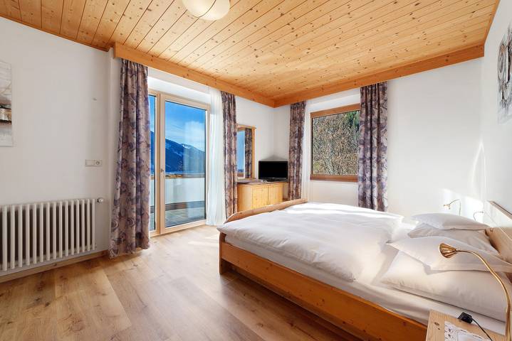 Gasthof Kirchsteiger 'Kirchsteiger Zimmer 4' with Lake View, Shared Terrace and Wi-Fi in Santa Valburga d'Ultimo, Ulten