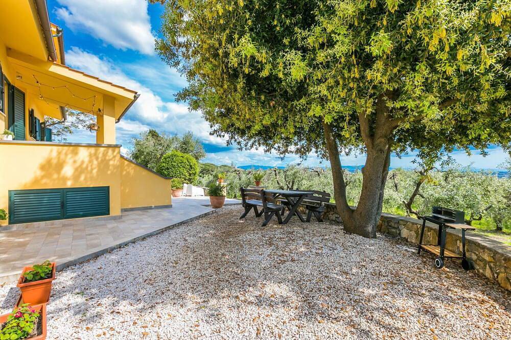 Entire apartment, Cosy apartment for 4 guests with Wifi, Tv, terrace, pets allowed, panoramic view and parking in Rosignano Marittimo, Etruscan Coast