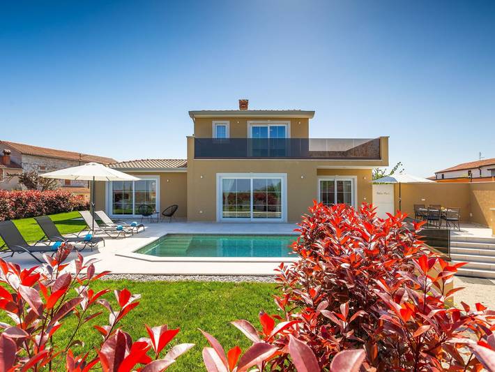 Ferienhaus für 4 Personen, mit Balkon und Pool sowie Garten