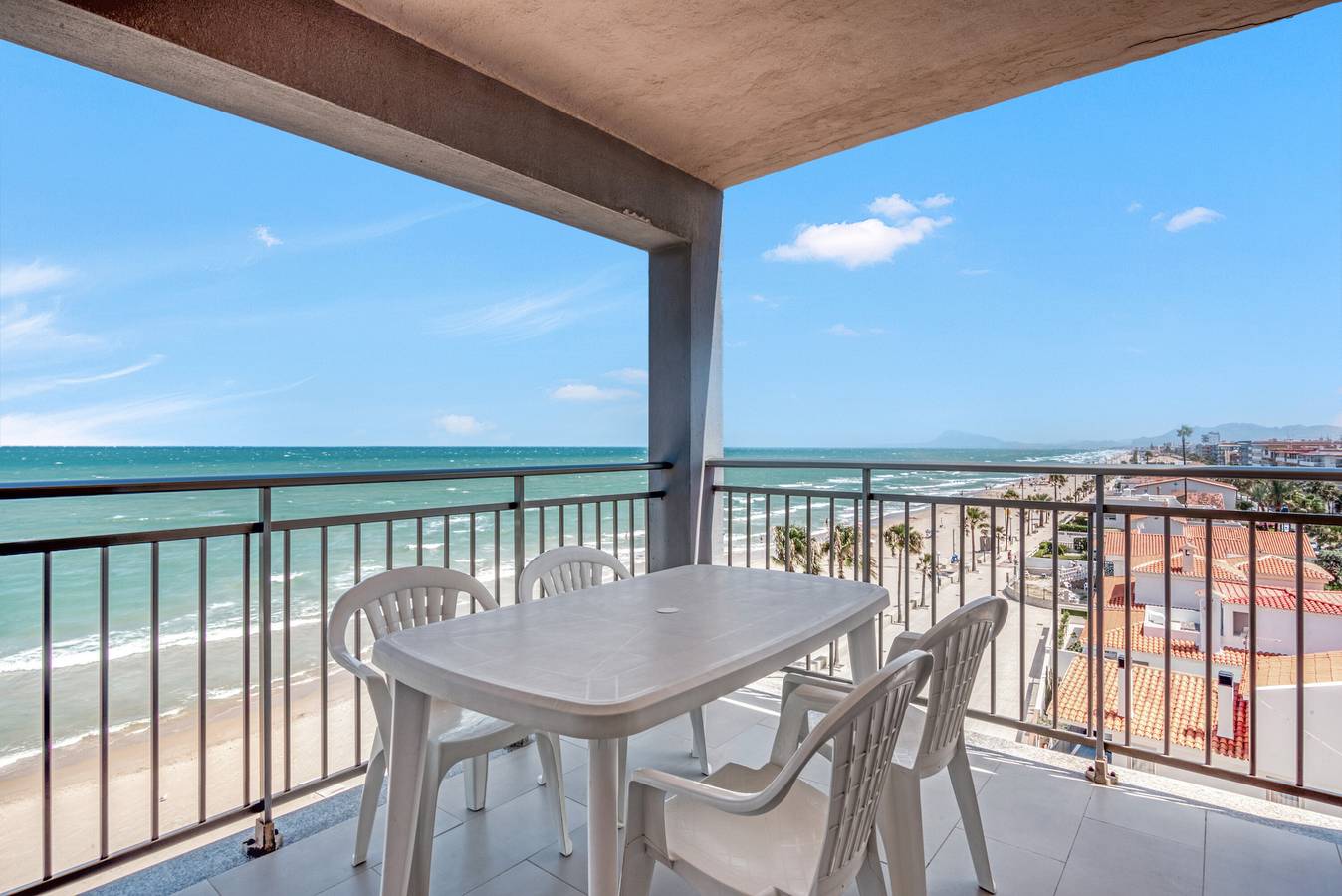 Apartamento entero, Apartamento 'Voramar' con vistas al mar, terraza privada y Wi-Fi in Bellreguart, Costa de Valencia