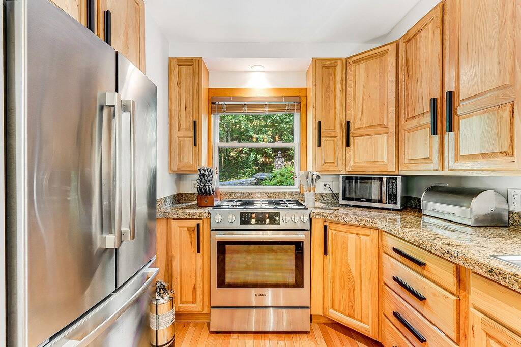 Dog-Friendly Wooded Chalet w/ Fast Wifi, a Private Hot Tub & Furnished Decks in Beech Mountain, Watauga County