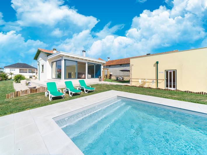 Ferienhaus für 6 Personen, mit Terrasse und Whirlpool sowie Garten und Pool in Portugal
