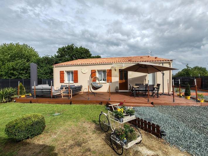 Location de vacances pour 6 personnes, avec Jacuzzi et Terrasse ainsi que Jardin et Piscine à Villars-en-Pons