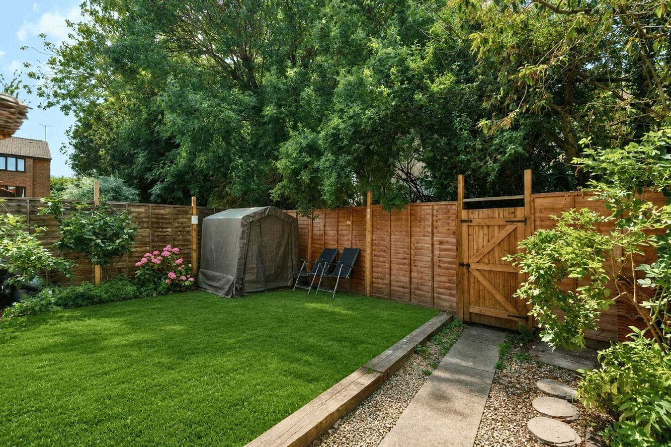 Simply Hidden Garden Parking |By My Getaways in High Weald