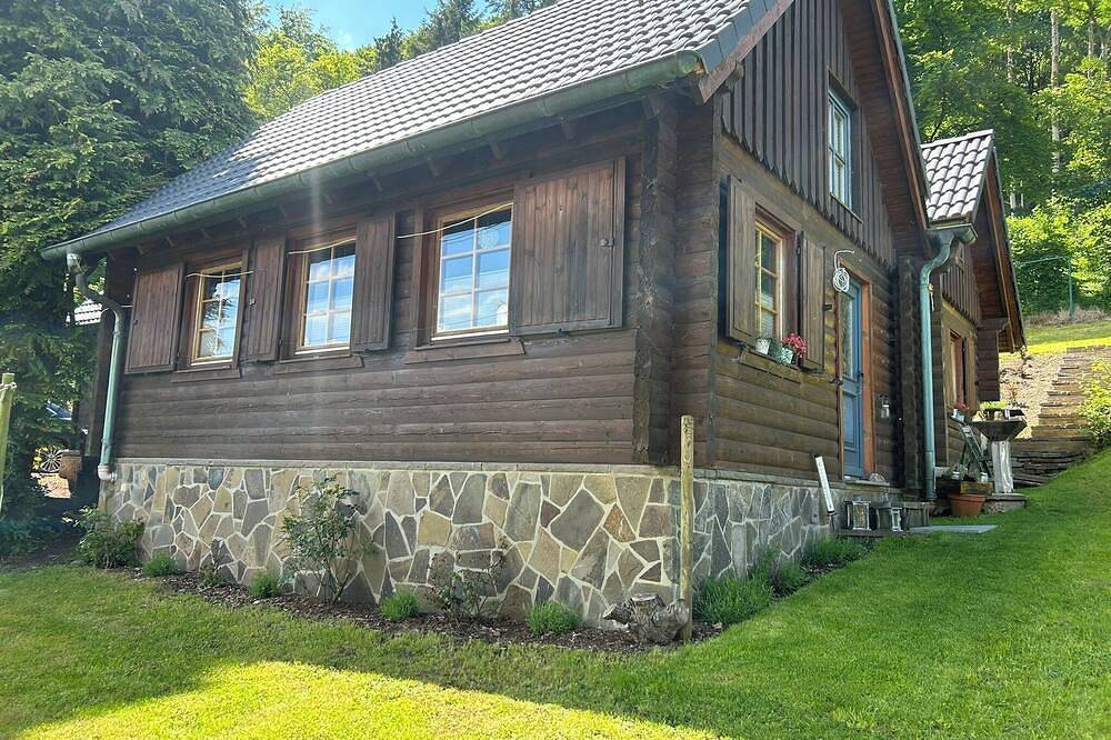 Stilvolle Blockhütte mit Kaminofen - Nähe Nürburgring, Ahrtal und Laacher See in Kempenich, Osteifel