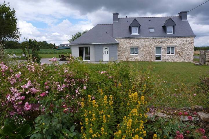 Gîte pour 12 personnes, avec Jacuzzi ainsi que Terrasse et Jardin à Caden