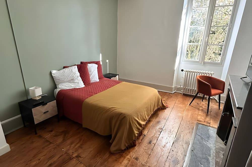 Entire apartment, Room 9 with Shared Terrace, Communal Garden and Wi-Fi in Vic-en-Bigorre, Hautes-Pyrénées