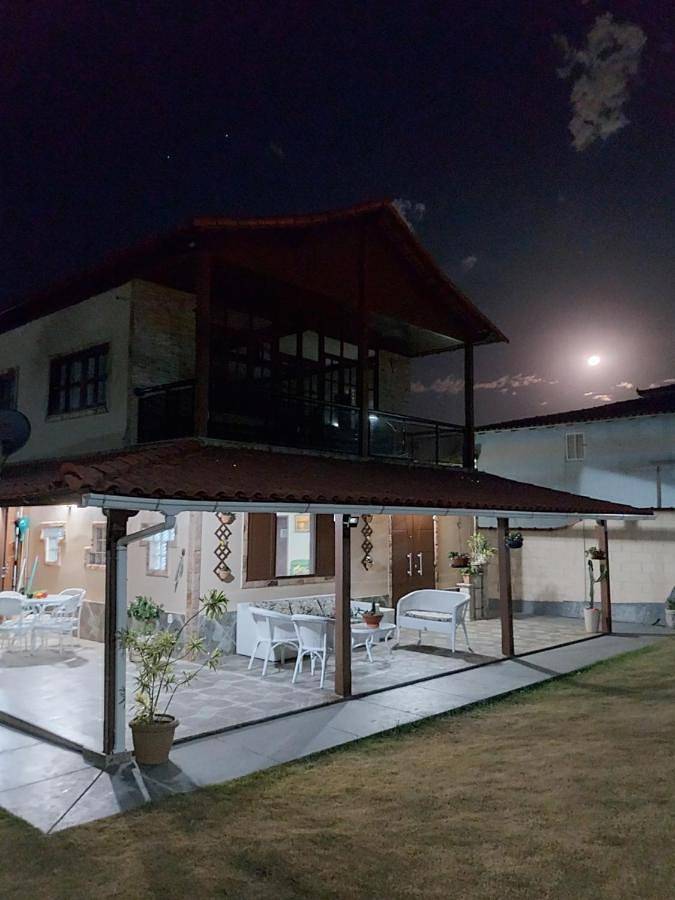 Casas e apartamentos de temporada para 13 pessoas, com piscina e vista e ainda jardim em Saquarema