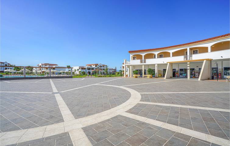 Appartamento intero, Accogliente appartamento con piscina, cucina e parcheggio - a soli 700 m dalla spiaggia! in Scanzano Jonico, Golfo di Taranto