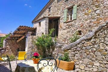 Gîte pour 4 personnes, avec jardin à Bésignan
