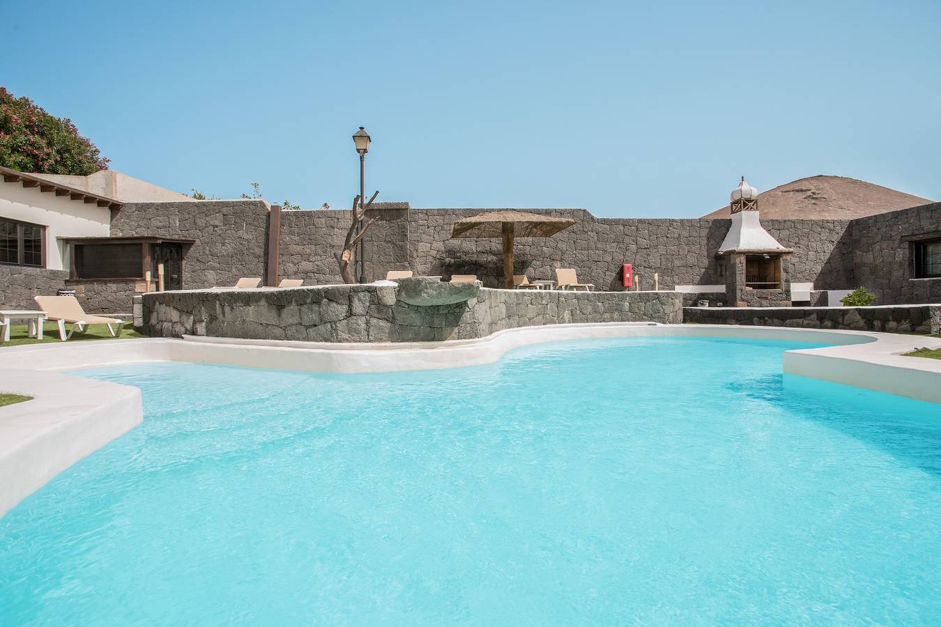 Entire apartment, Cosy Apartment "4" with Terrace, Community Pool & Wi-Fi in La Asomada, Tías
