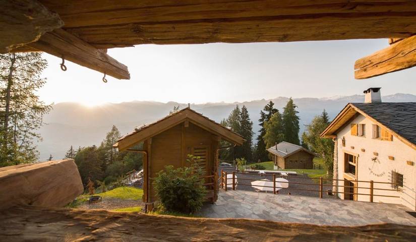 Hotel für 2 Personen, mit Balkon und Terrasse sowie Whirlpool und Garten in Chandolin